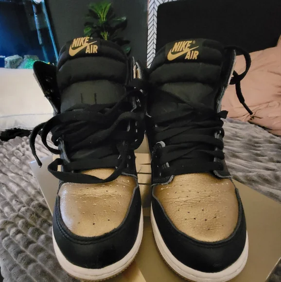 Air Jordan 1 Retro High OG'Metallic Gold